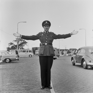 125586 Afbeelding van een verkeersagent op het Paardenveld te Utrecht.